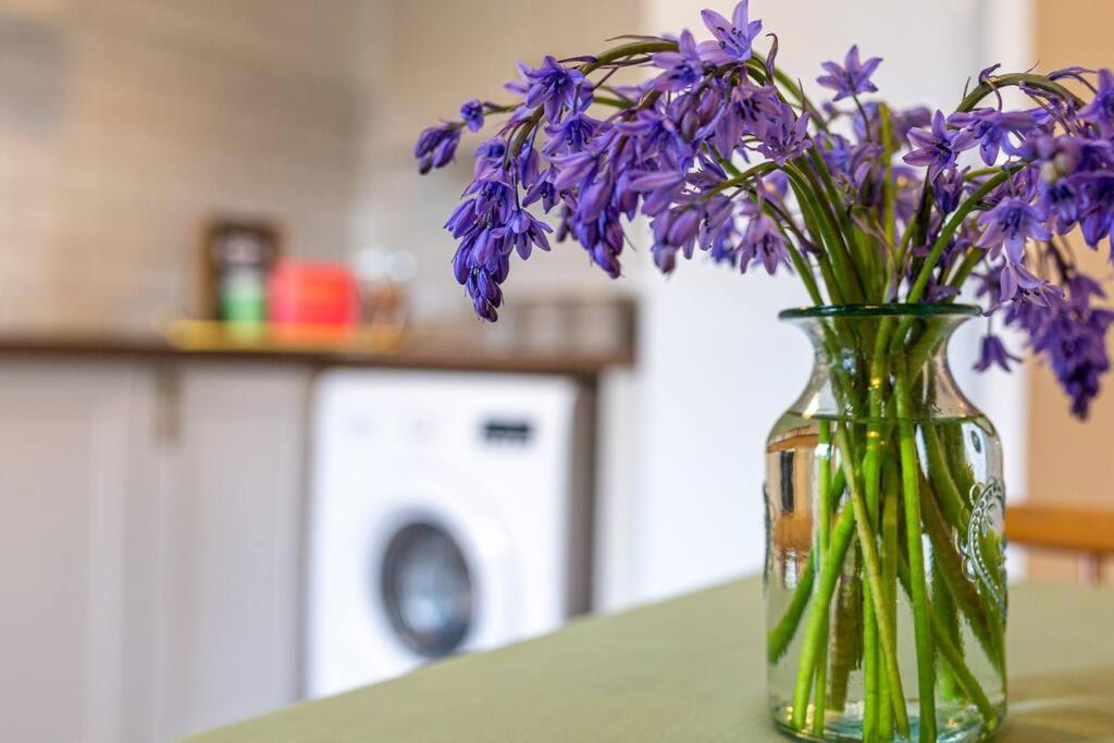 Light And Central Apartment Above Knead Bakery Tetbury Exteriér fotografie