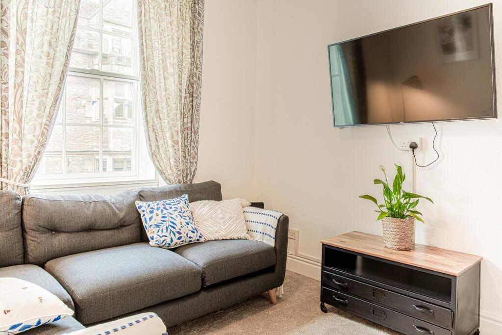 Light And Central Apartment Above Knead Bakery Tetbury Exteriér fotografie