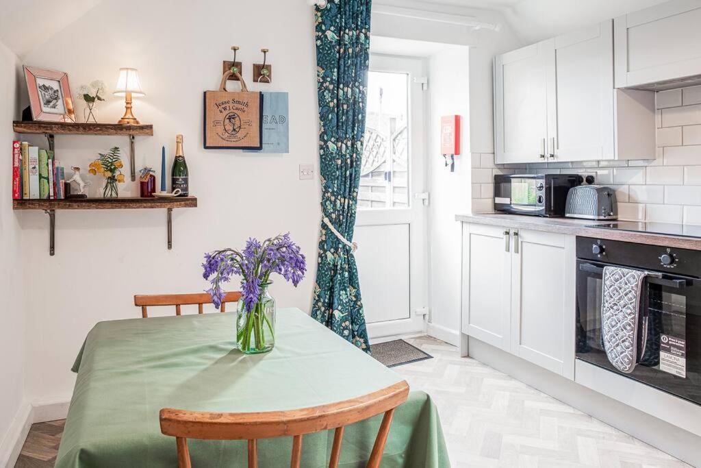 Light And Central Apartment Above Knead Bakery Tetbury Exteriér fotografie