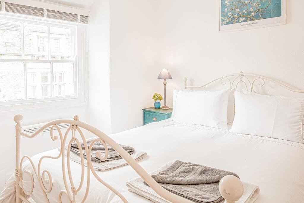 Light And Central Apartment Above Knead Bakery Tetbury Exteriér fotografie